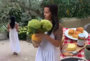 ELENA KARIЌ GI POKAŽA DETALITE OD DOMOT NA JUGOT NA FRANCIJA: Nerealna gradina, antički vrati i pojadok pod vedro nebo!