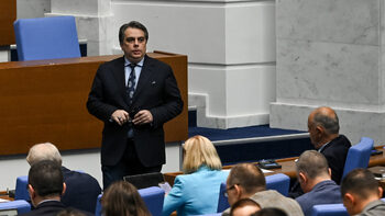 Опозицията предлага увеличаване на майчинството и още социални разходи