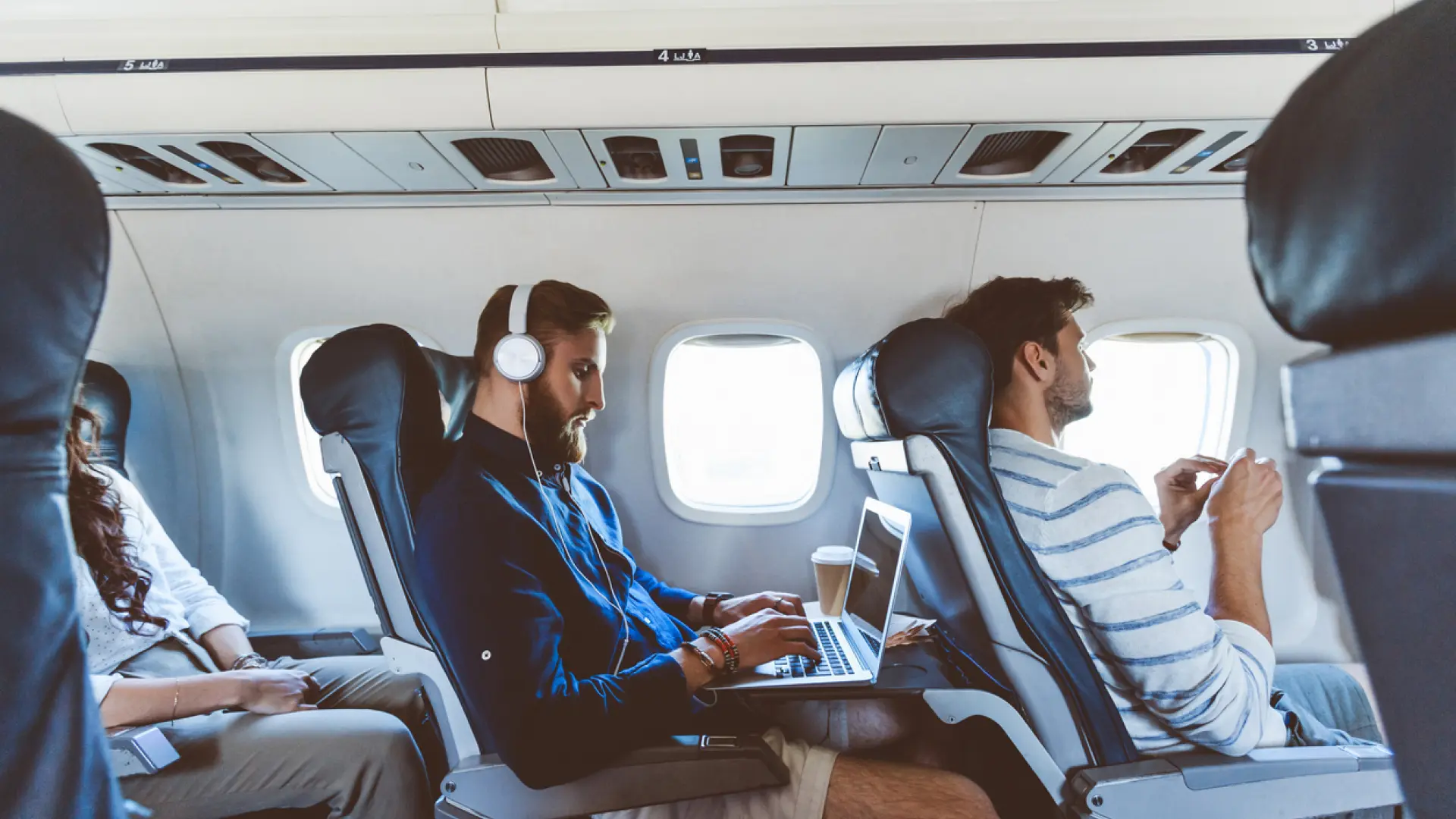  La aerolínea que te puede echar del avión si no usas auriculares: tiene vuelos directos desde España 