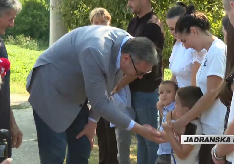 PORODICA TODOROVIĆ DOČEKALA VUČIĆA, ALI JE MALI LUKA UKRAO ŠOU Predsednik imao pitanje za njega, a odgovor ljude nasmejao do suza: Zubi su krivi za sve FOTO