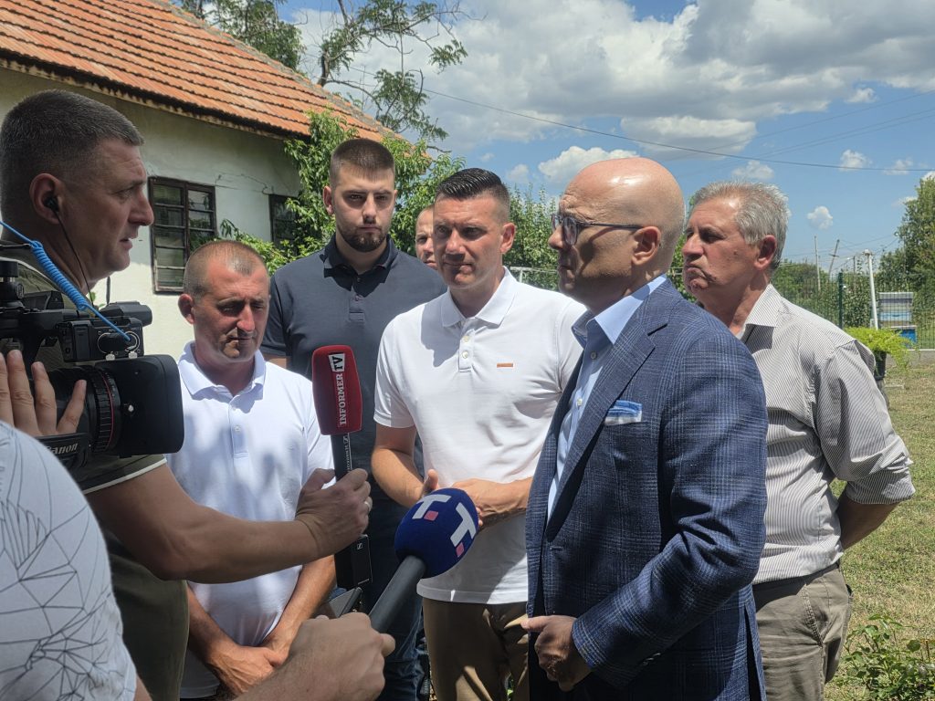 MILOŠ VUČEVIĆ OBIAO PORODICU PAJKOVIĆ I SELO MRAMORAC: Meštani priredili srdačan doček!