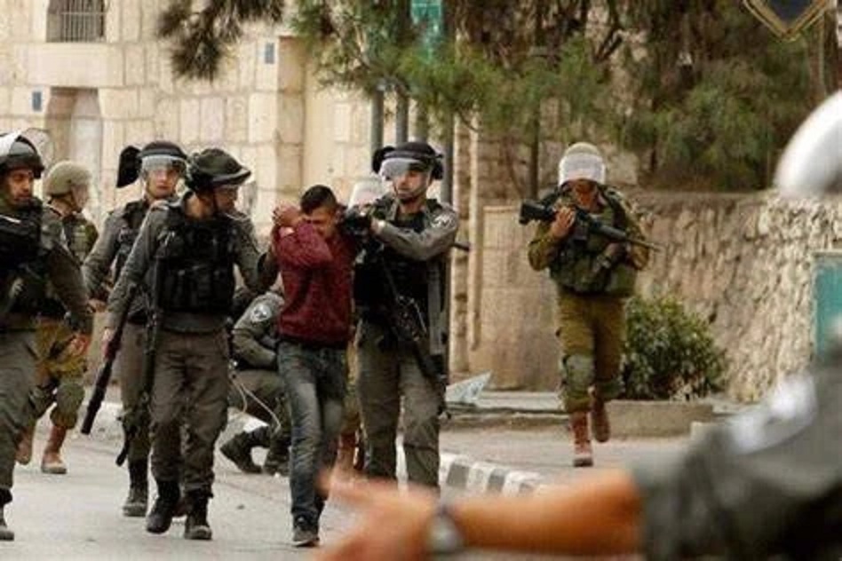 العدو الإسرائيلي يعتقل 5 فلسطينيين خلال مداهمات بالضفة الغربية