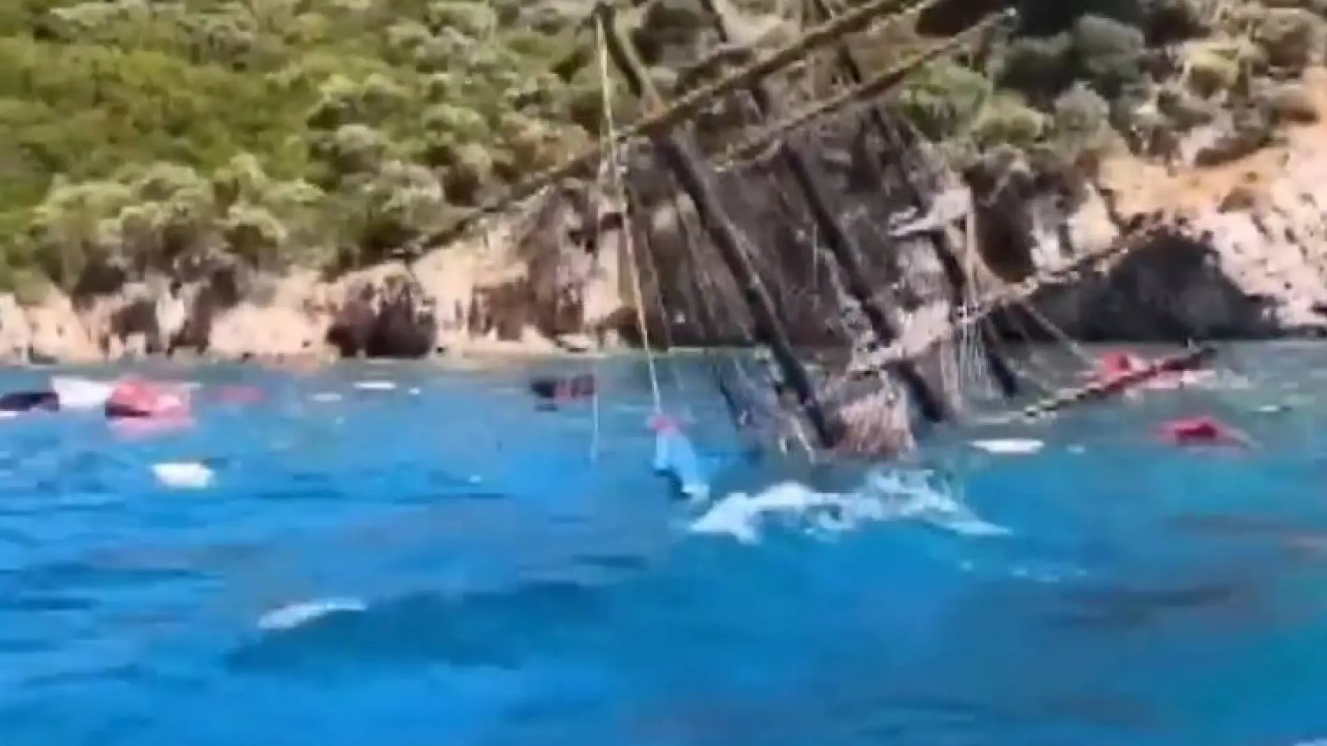  Los vídeos del hundimiento en Turquía de un barco turístico de temática pirata que llevaba 148 pasajeros 
