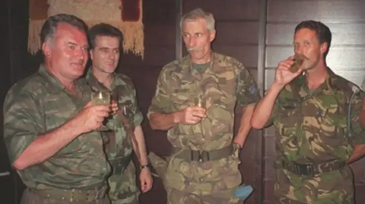 BIJEDNI PIJANISTA: Kako je kukavica iz Srebrenice ispijao rakiju s Mladićem. I još uzeo srpski poklon za ženu?!