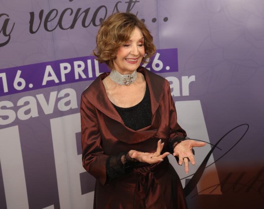 "ŠTA ĆE MI MUŠKARAC, MOŽDA BUDE I ŽENA" Lepa Lukić pravi kocenrt u garderobi od 10.000 evra! Ovaj muškarac joj je to poklonio! Evo ko je sve došao od poznatih