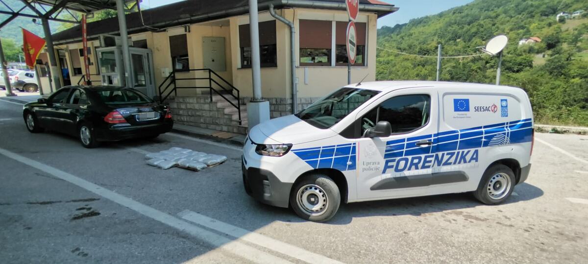 KRENUO PREKO GRANICE SA 20 KILOGRAMA MARIHUANE! Policajci pronašli drogu u "mercedesu", vozač odmah uhapšen (FOTO)