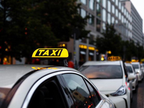 Taksi između države i platformi - ko će ubuduće određivati cenu vožnje?
