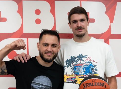 SRPSKI MMA BORCI POSETILI KK CRVENA ZVEZDA PRED SPEKTAKL U ARENI! Jedan košarkaš crveno-belih je bio posebno raspoložen, pogledajte ove fotke pred LUDNICU!