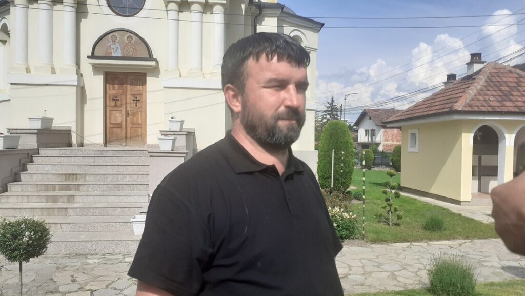Raseljeni Srbi obeležili slavu u Lipljanu: Komšije ih dočekale muzikom za teroriste OVK