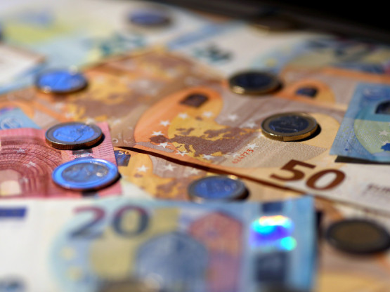 Građani Srbije u bankama drže 11 milijardi evra, neoročeno. Koliki su depoziti u regionu?