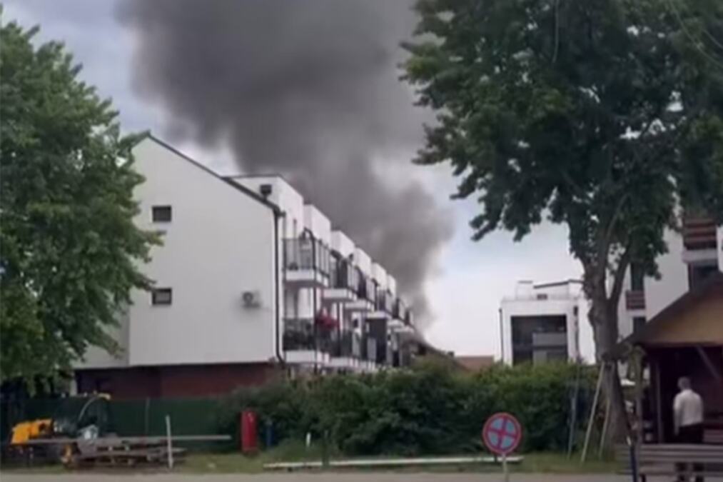 VELIKI POŽAR U NOVOM SADU: Gust dim se nadvio nad naseljem, vatra izbila u dvorištu kuće (VIDEO)