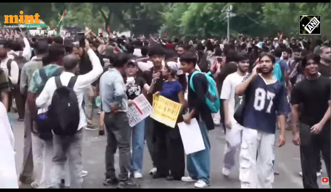 Ministrul Educației din India a demisionat după mai multe zile de proteste ale tinerilor, denumite „Cockroach”, declanșate după scurgerile de informații privind subiectele de admitere la medicină