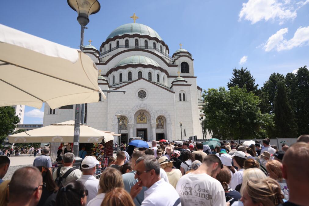 "SLOVO NISTE NAPISALI U ODBRANU NARODA KOJI DANIMA ČEKA ISPRED HRAMA" Blokaderi na meti kritika zbog neoglašavanja o napadima na vernike (FOTO)