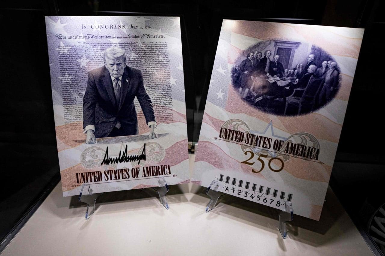 OVO JE ZAISTA NEVIĐENO: Trump na pasošima, Trump na novčanicama, Trump na zlatnim karticama, Trump na vizama…