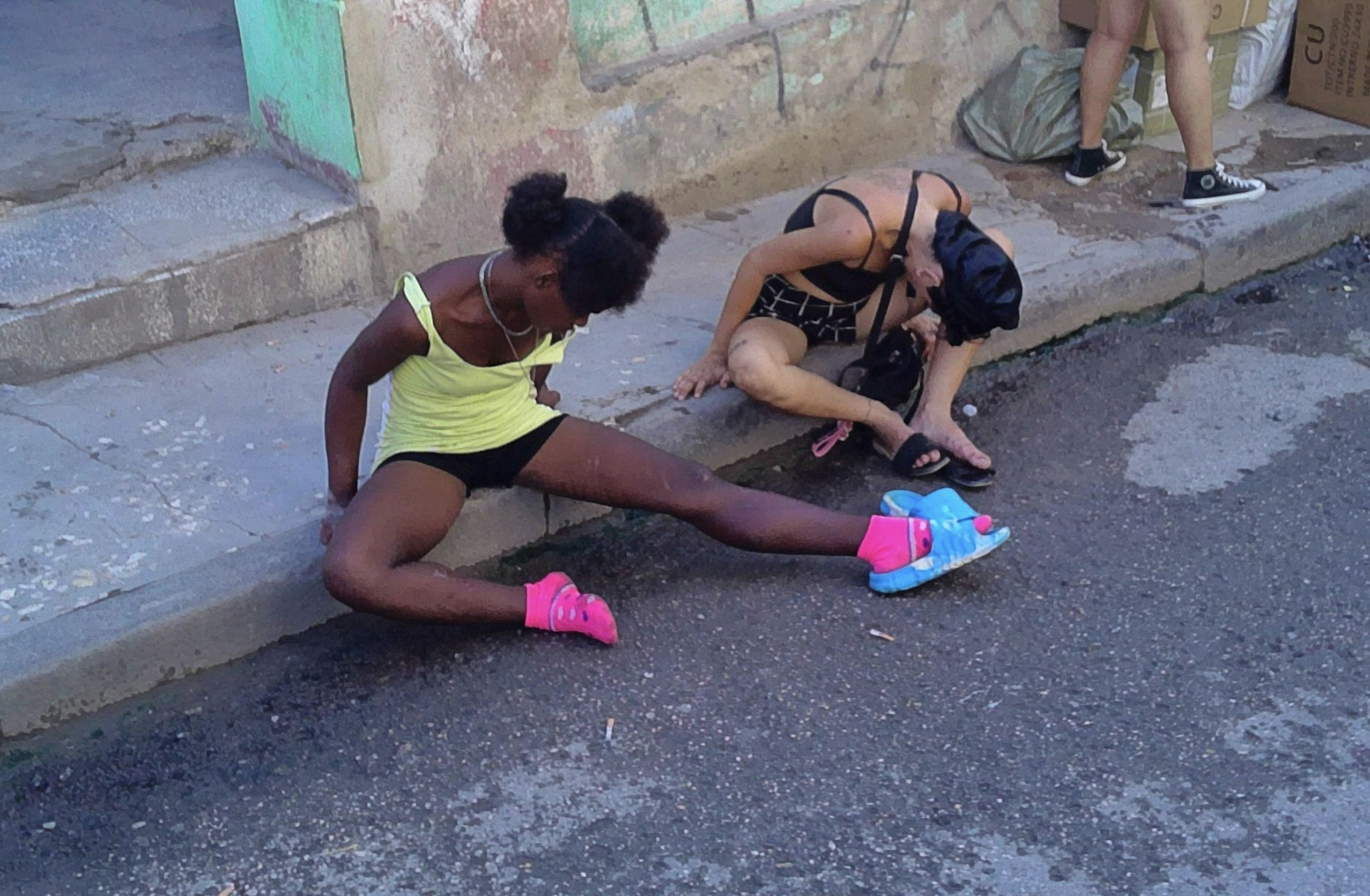 Jóvenes afectadas por el 'químico' en la calle Ángeles esquina Monte, en Centro Habana.