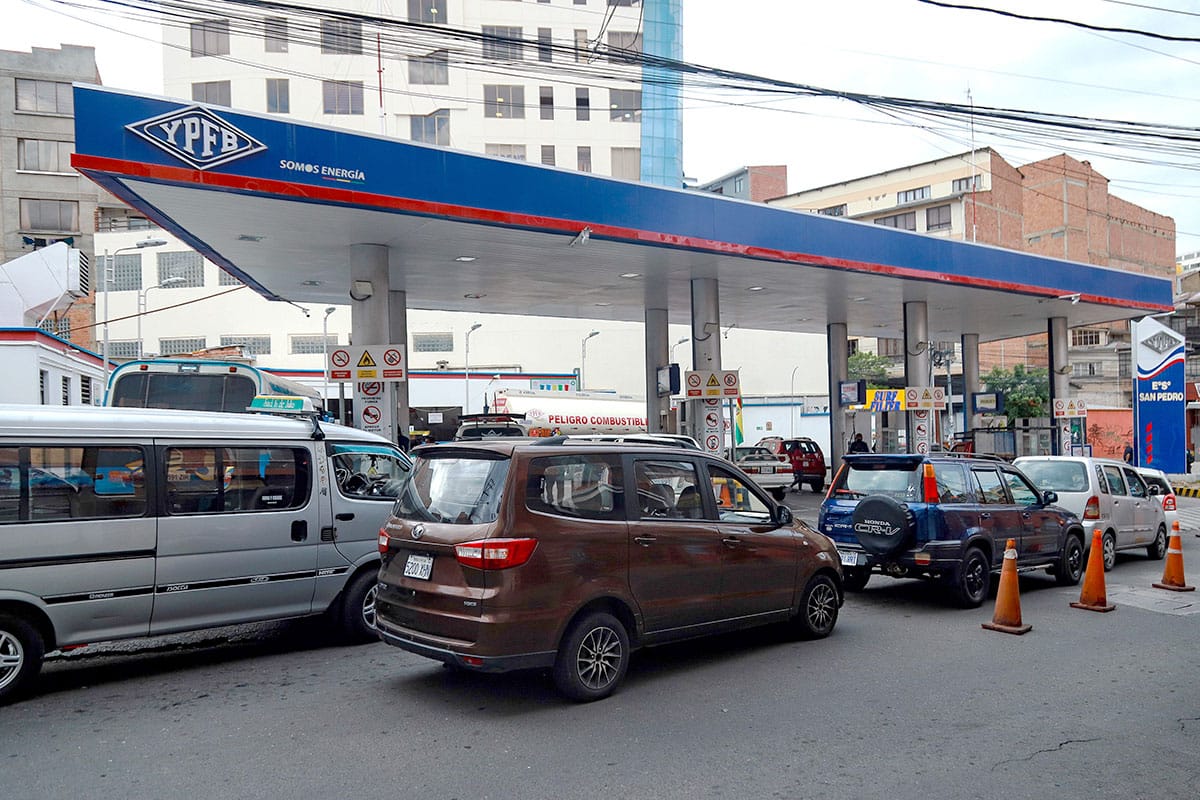 Gobierno mantendrá fijos precios de combustibles por seis meses ante variaciones del dólar