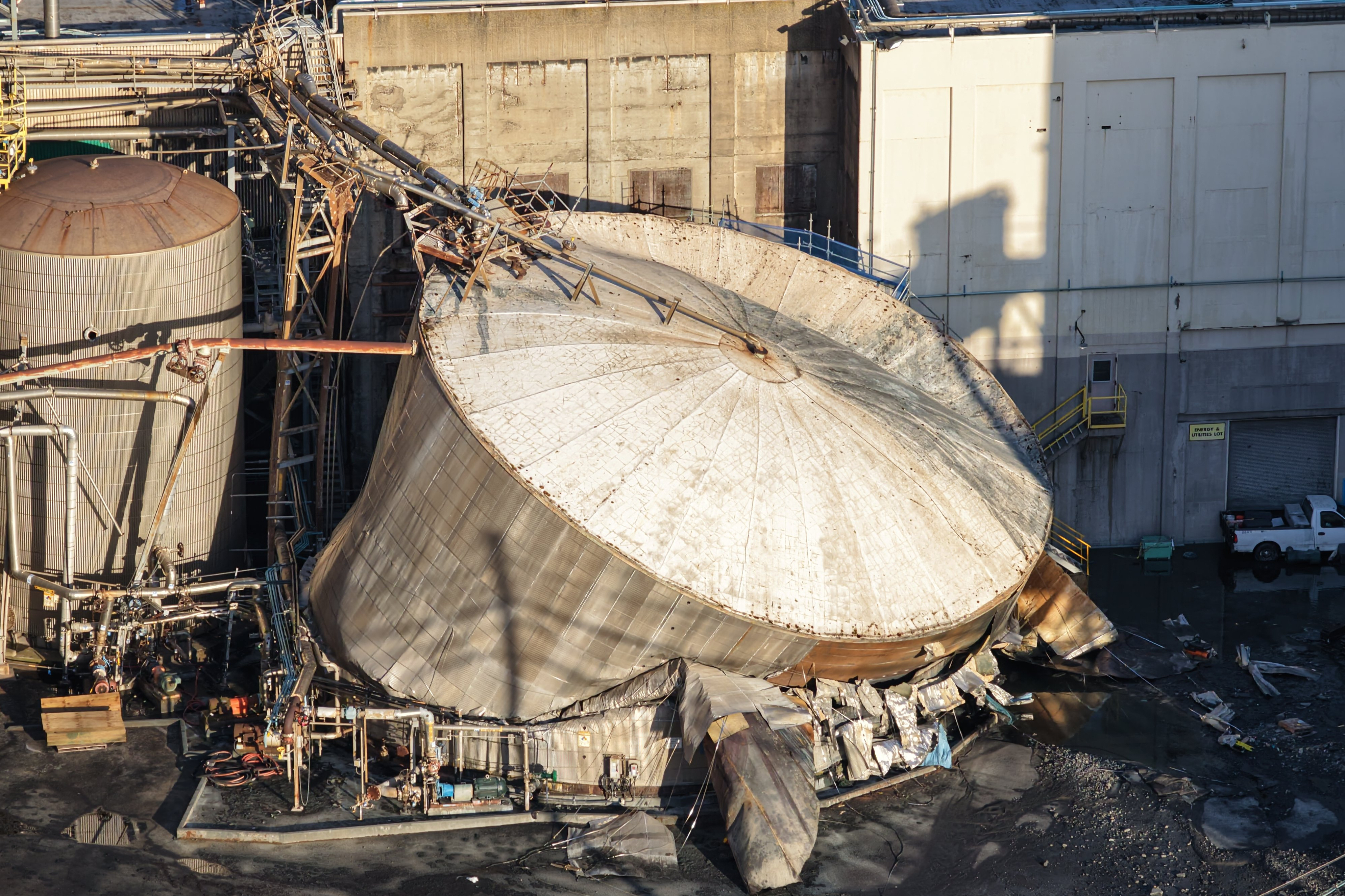 Crews recover bodies of 6 workers in wake of Washington state chemical-tank rupture