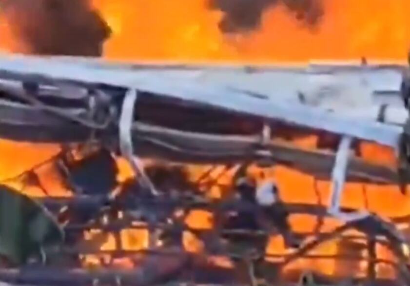 HOROR SCENA NA AUTOPUTU, SUDARILI SE AUTOBUS I CISTERNA! Poginulo 16 ljudi, četiri osobe povređene! JEZIVI SNIMCI stravične nesreće u Indoneziji (VIDEO)