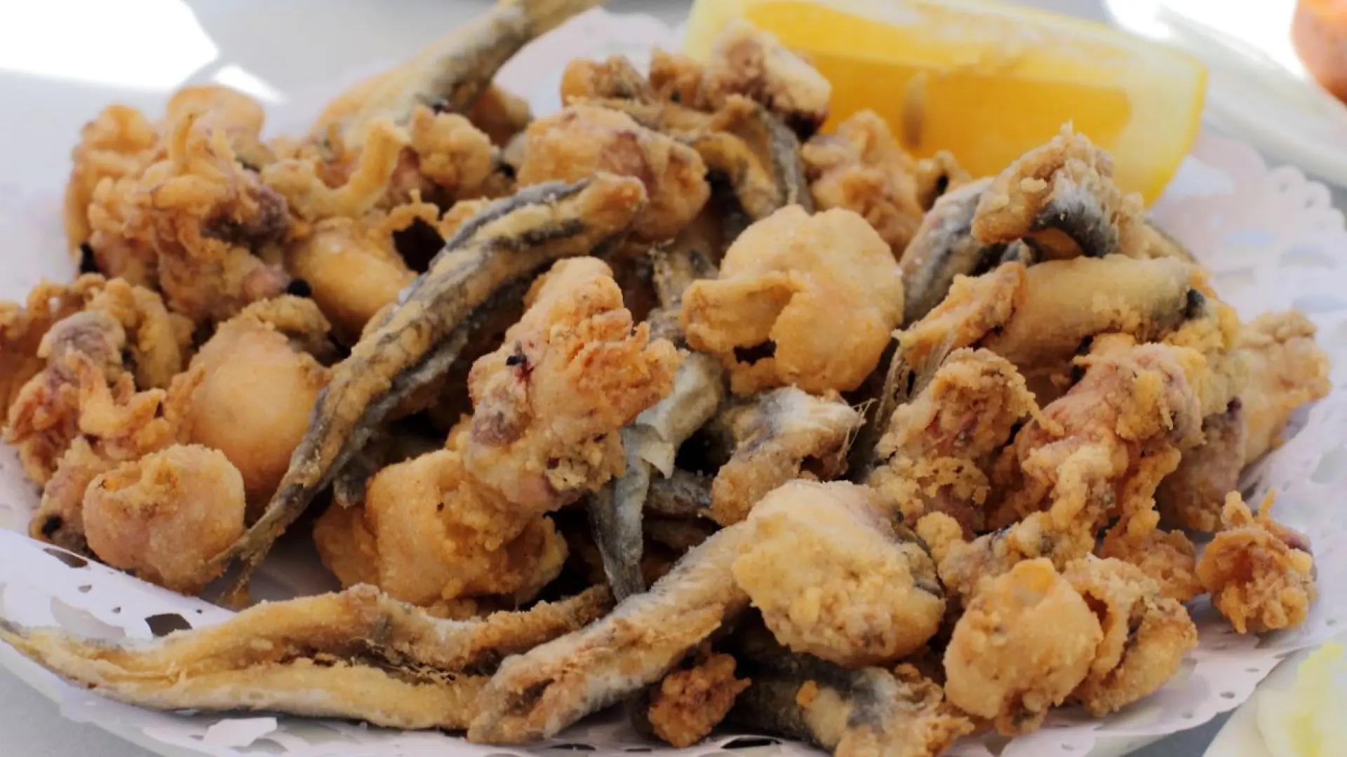  El secreto para hacer un buen pescaíto frito: "Si el aceite está flojito hace que la harina se desmenuce" 