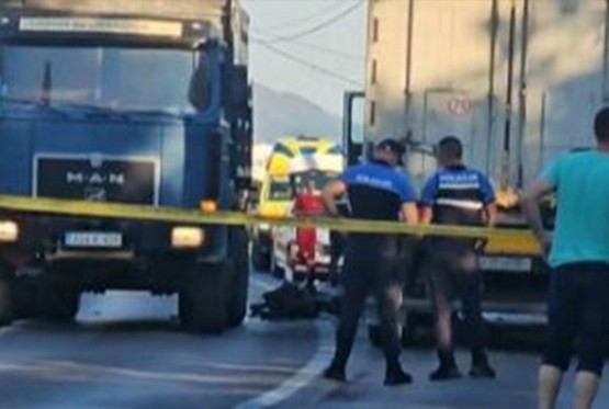 Teška nesreća kod Kalesije: Motociklista podletio pod kamion pa poginuo