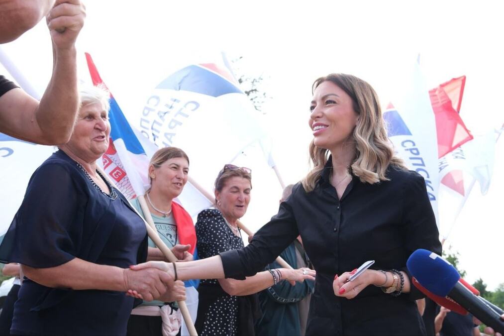 MINISTARKA MESAROVIĆ SA GOLIJE POSLALA JASNU PORUKU: Predsedniče Vučiću, svi su uz vas! Zaigrala i kolo uz zvuke srpske trube sa meštanima (VIDEO)